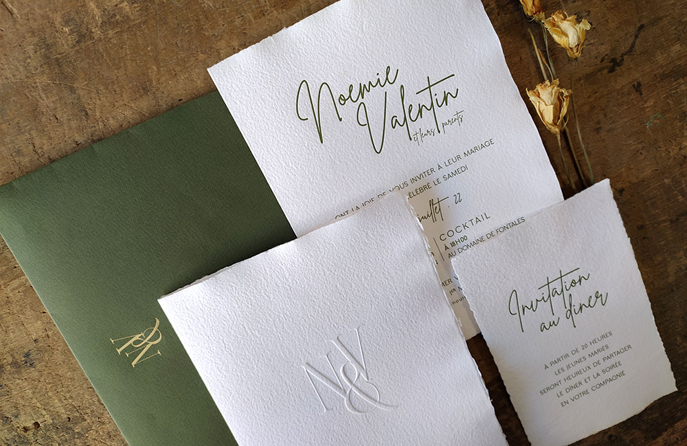 Invitation de mariage vintage sur papier fait main avec gaufrage