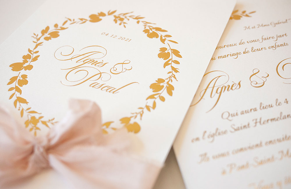 Invitation de mariage romantique fleuri imprimé avec feuille doré