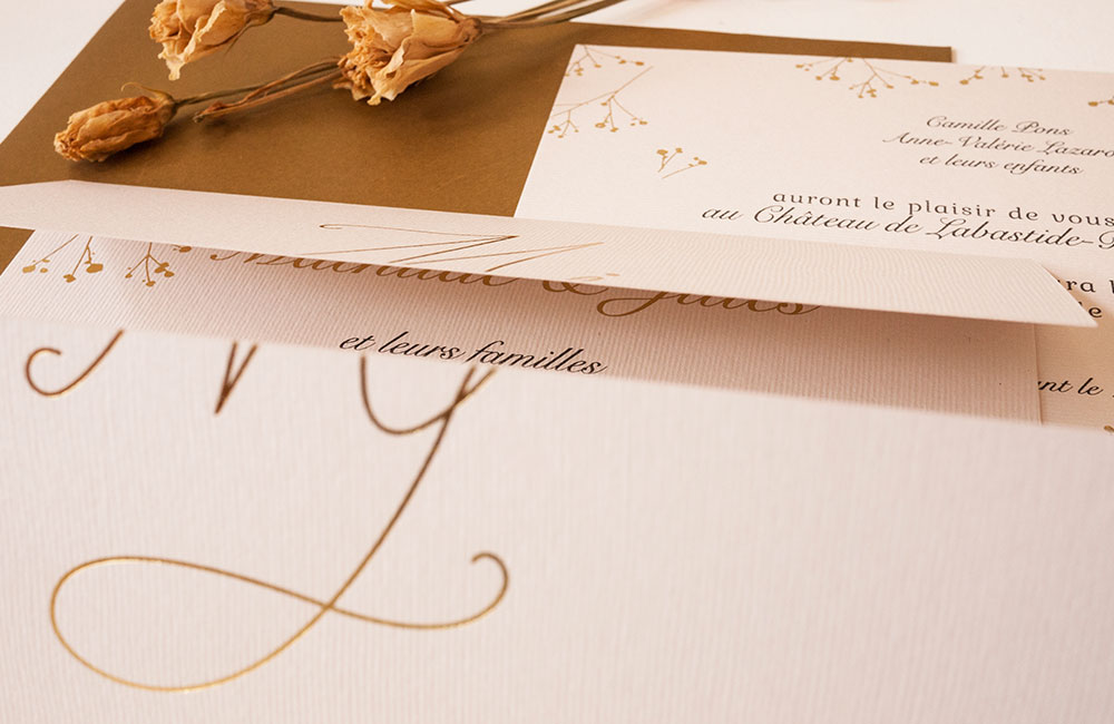 Invitation de mariage traditionnelle avec des initiales en calligraphie imprimée en doré