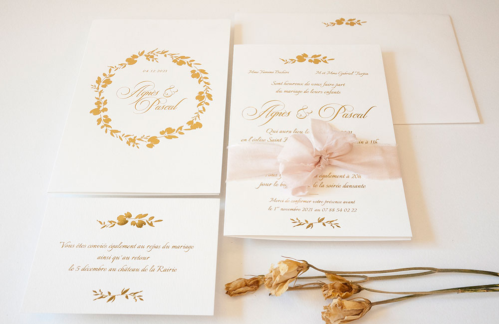 Une invitation de mariage romantique fleuri imprimé avec feuille doré
