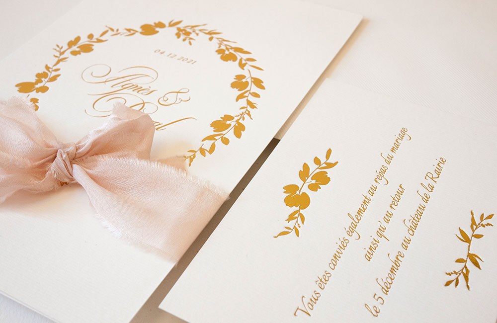 Une invitation de mariage romantique fleuri imprimé avec feuille doré