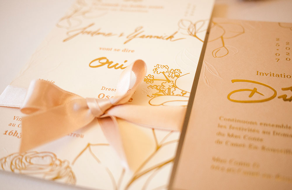 Invitation de mariage très élégante en doré avec gaufrage