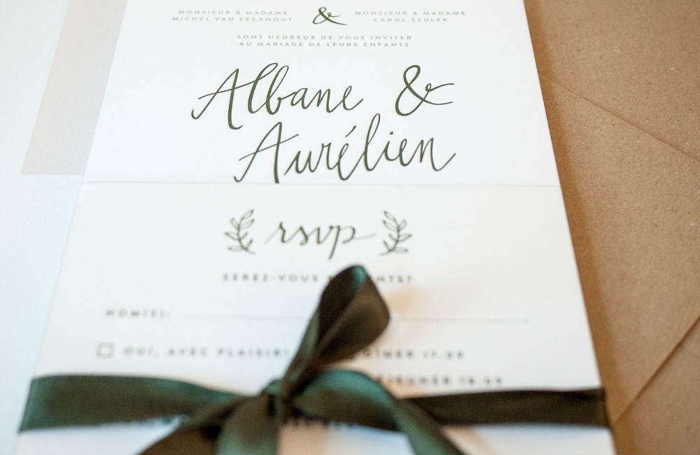 Une invitation de mariage avec une calligraphie personnalisée et couleur sur tranche