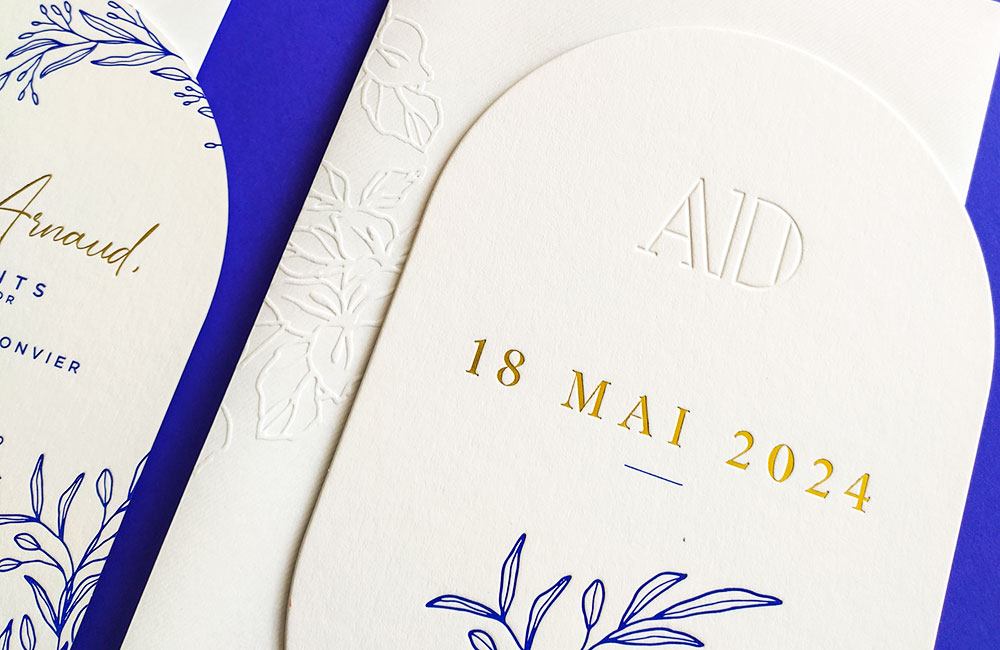 Élégante invitation de mariage bleu et dore, en relief, imprimée en letterpress