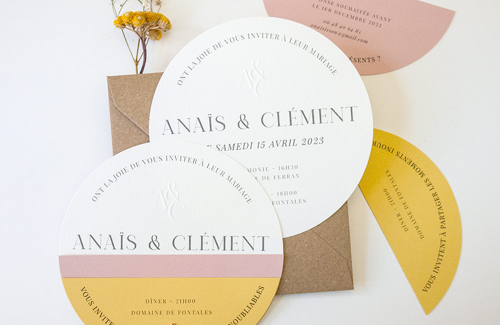 Invitation de mariage contemporaine avec initiales en relief