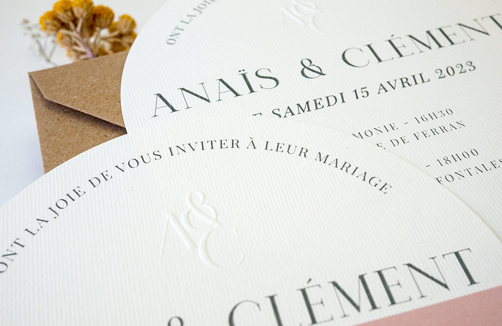 Invitation de mariage contemporaine avec initiales en relief