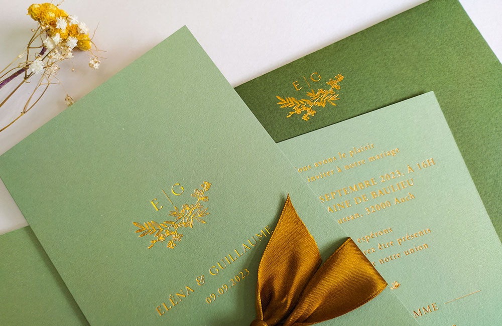 Elegante invitation de mariage taraditionnelle sur papier vert olive