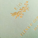 Elegante invitation de mariage taraditionnelle sur papier vert olive