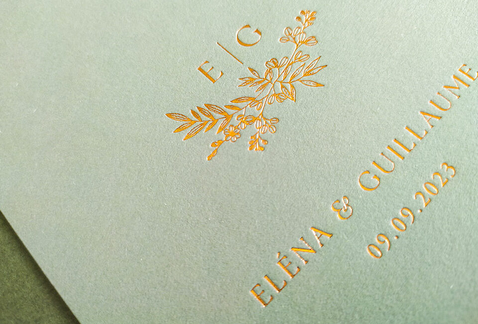 Elegante invitation de mariage taraditionnelle sur papier vert olive