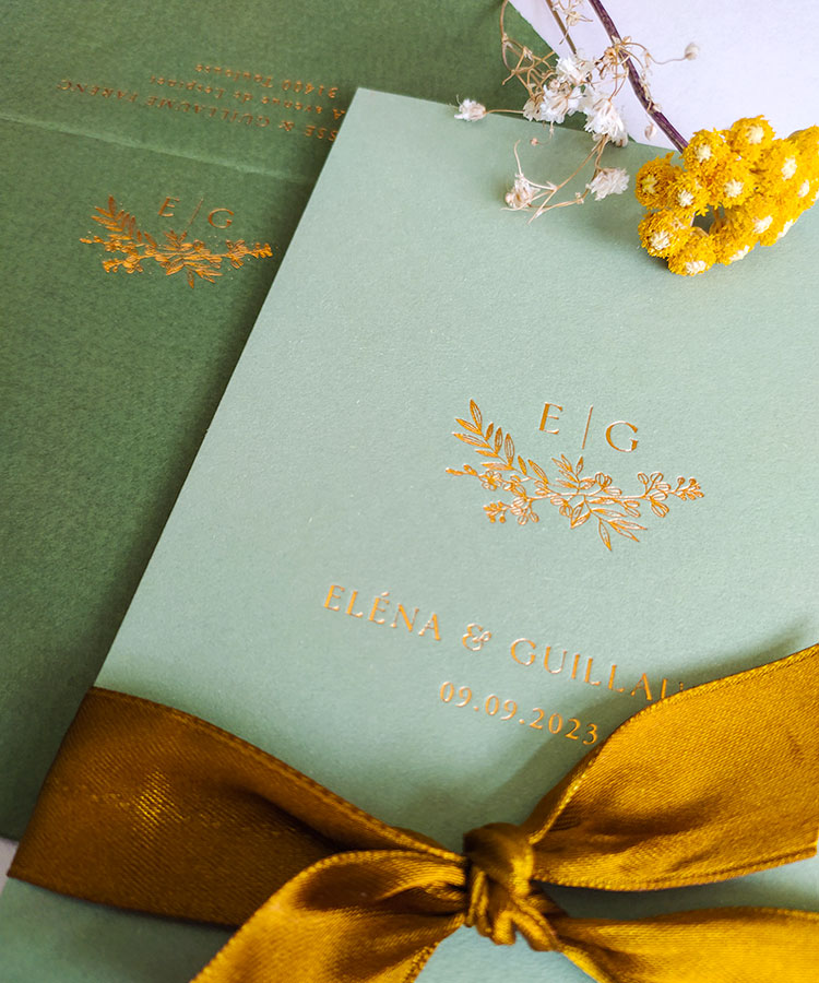 Elegante invitation de mariage taraditionnelle sur papier vert olive