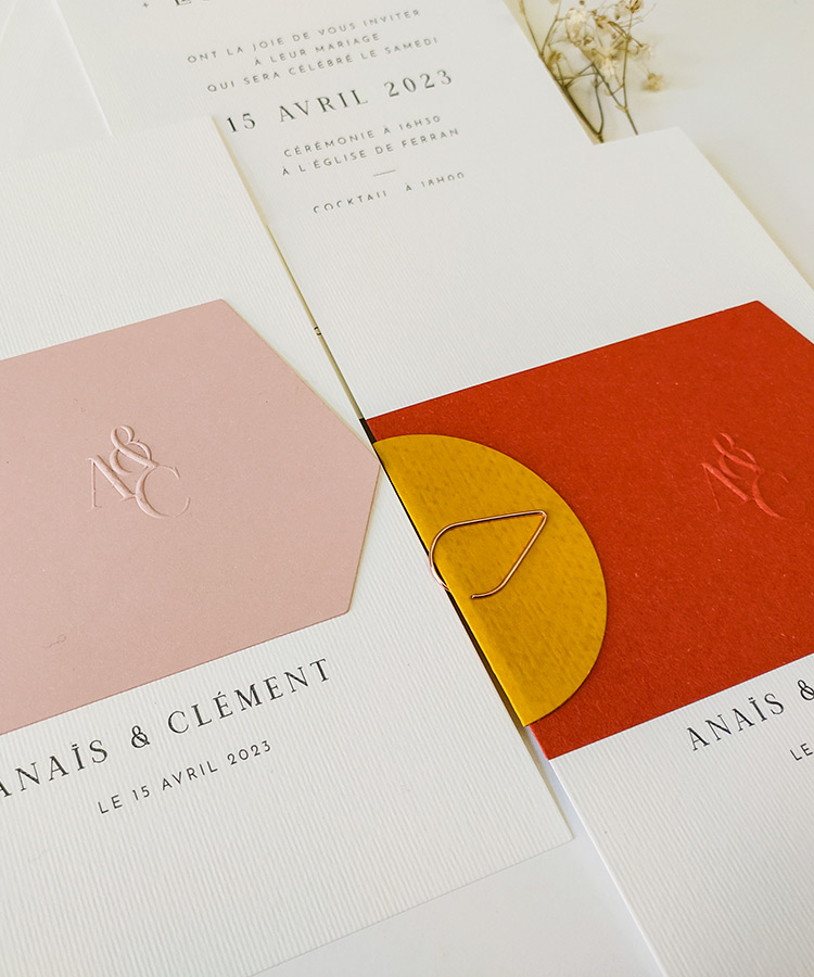 Invitation de mariage contemporaine avec initiales en relief