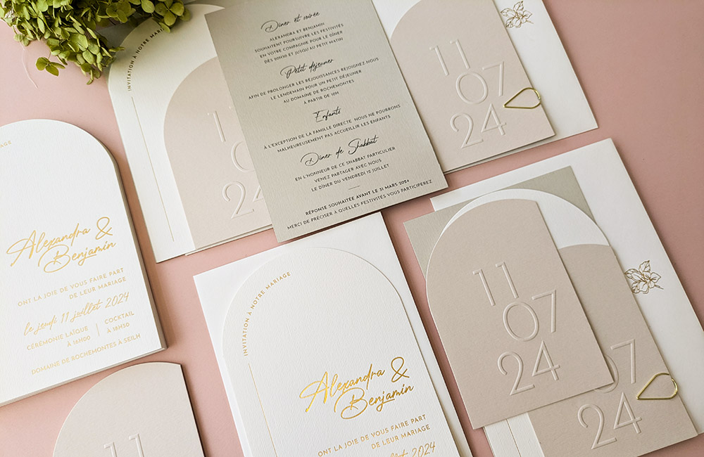 Invitation de mariage moderne en doree avec  la date gaufrée