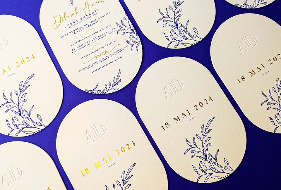 Élégante invitation de mariage bleu et dore, en relief, imprimée en letterpress