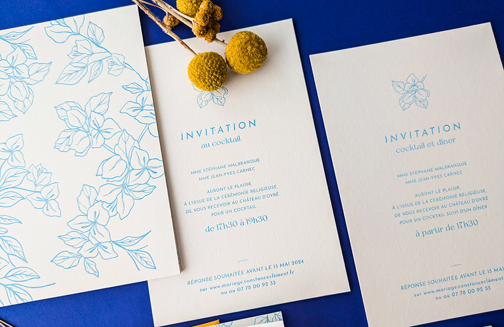 Invitation de mariage élégante illustrée de fleurs, enveloppe gaufree