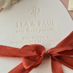 Faire-part de mariage original en papier coton épais gaufré, forme ovale avec ruban – Poppypress