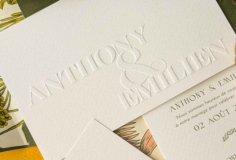 Faire-part de mariage luxe gaufré avec typographie moderne et enveloppe vert olive – Poppypress