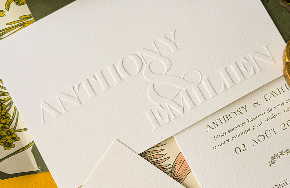 Faire-part de mariage luxe gaufré avec typographie moderne et enveloppe vert olive – Poppypress