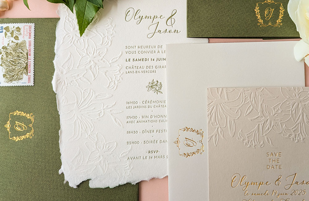 Faire-part de mariage artisanal gaufré sur papier coton – dorure or et enveloppe olive - Poppypress