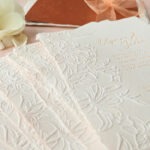 Faire-part de mariage artisanal gaufré sur papier coton – dorure or et enveloppe olive - Poppypress