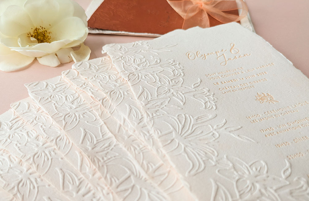 Faire-part de mariage artisanal gaufré sur papier coton – dorure or et enveloppe olive - Poppypress