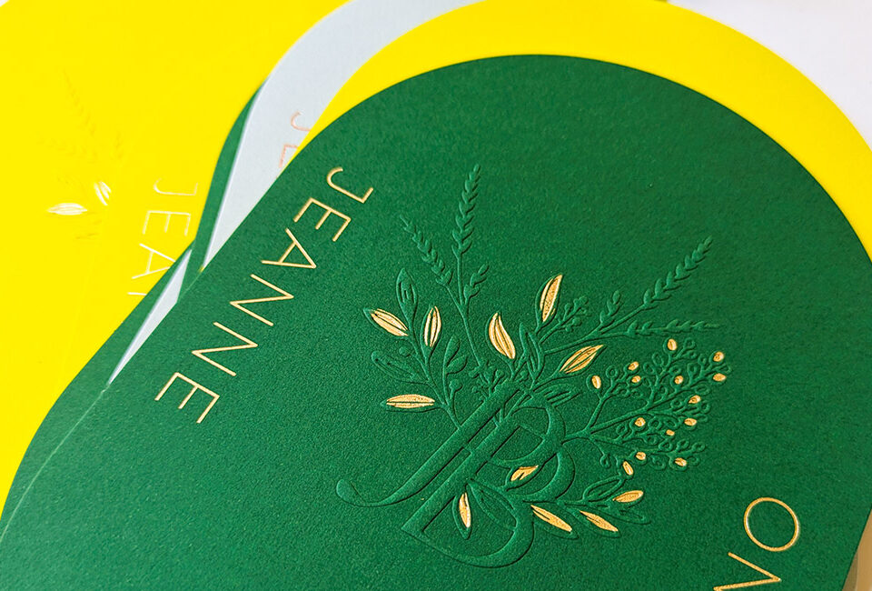 Faire-part mariage vert intense avec monogramme gaufré et dorure à chaud or