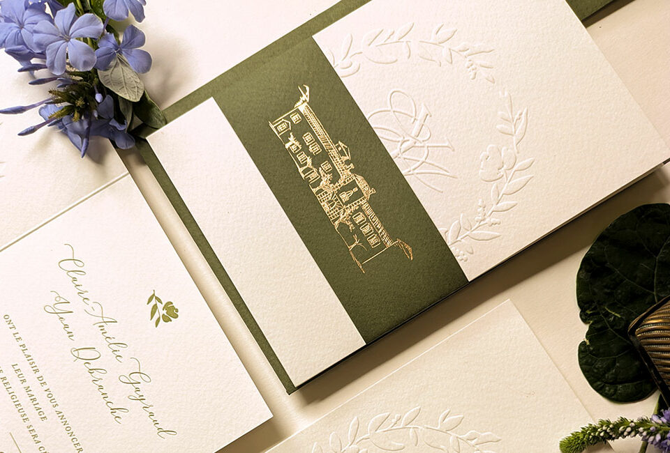 Faire-part mariage plié avec monogramme gaufré et bandeau vert olive dorure or