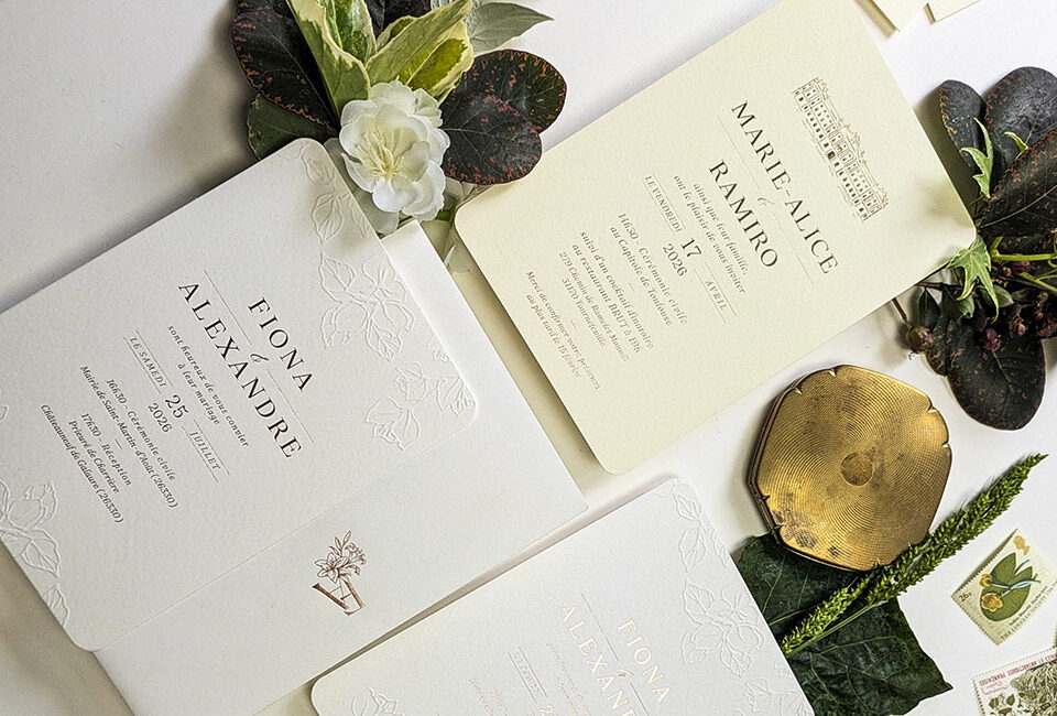 Faire-part de mariage blanc avec fleurs gaufrées et typographie en dorure cuivre