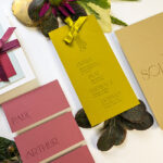 Menu et marque-places de mariage colorés en ocre doré, rose antique et sable avec impression ton sur ton
