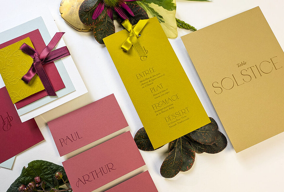 Menu et marque-places de mariage colorés en ocre doré, rose antique et sable avec impression ton sur ton